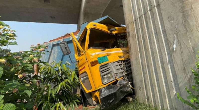 মেট্রোরেলের পিলারে ট্রাকের ধাক্কা