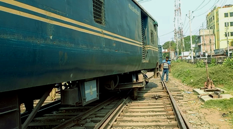 রাজবাড়ীতে ট্রেন লাইনচ্যুত, রেল যোগাযোগ বন্ধ
