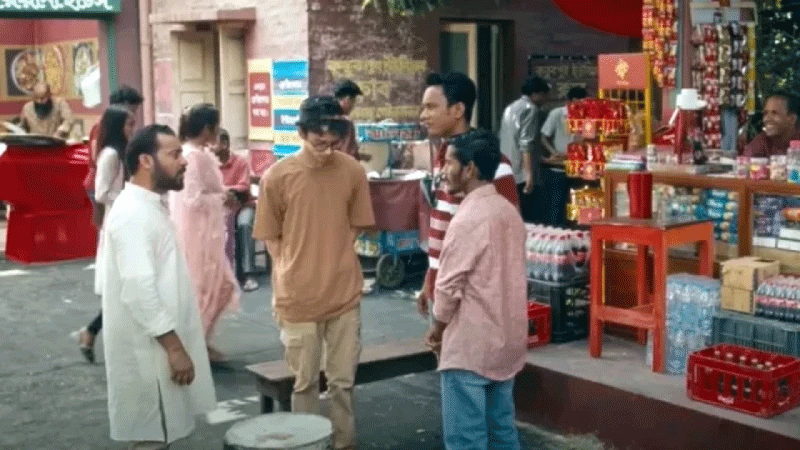তোপের মুখে বিজ্ঞাপন সরিয়ে নিল কোকাকোলা