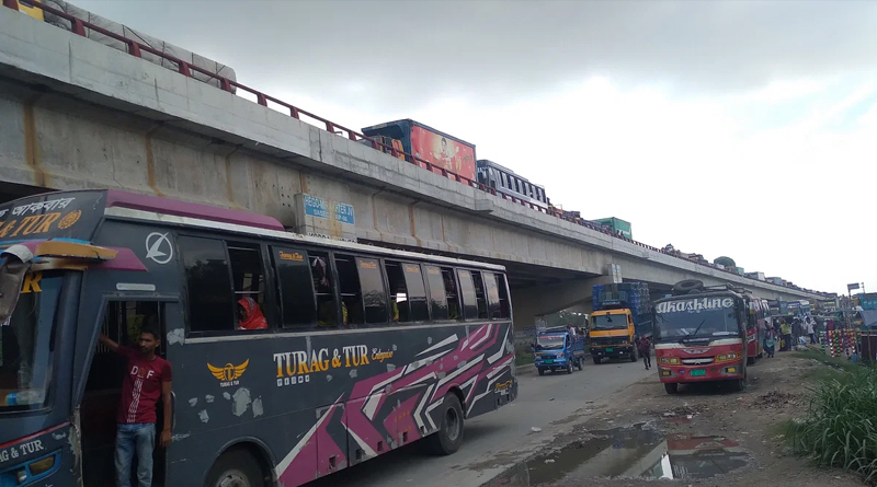 বঙ্গবন্ধু সেতুর ঢাকামুখী লেনে গতকাল যানজটের পর আজ উত্তরবঙ্গমুখী লেনে একই দশা