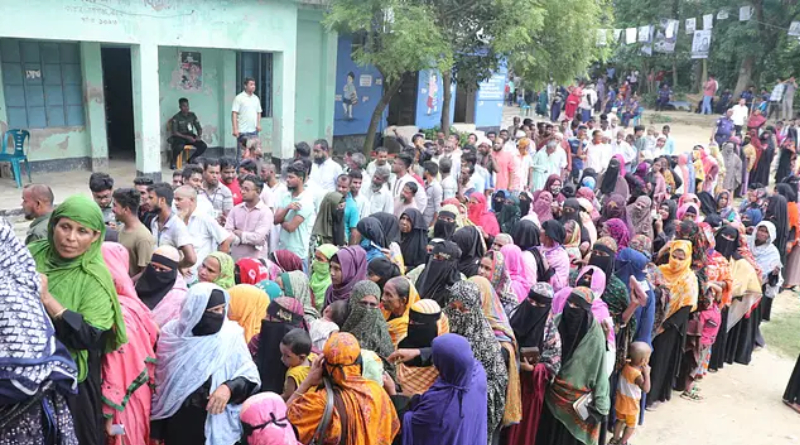 কাঞ্চন পৌরসভা নির্বাচনে সকালেই ভোটারদের দীর্ঘ সারি