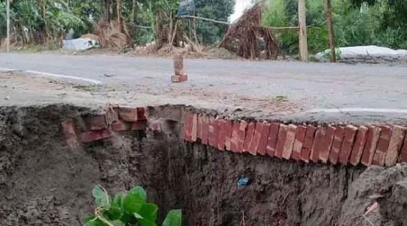 বৃষ্টির পানিতে রংপুর-কাকিনা সড়কে ধস