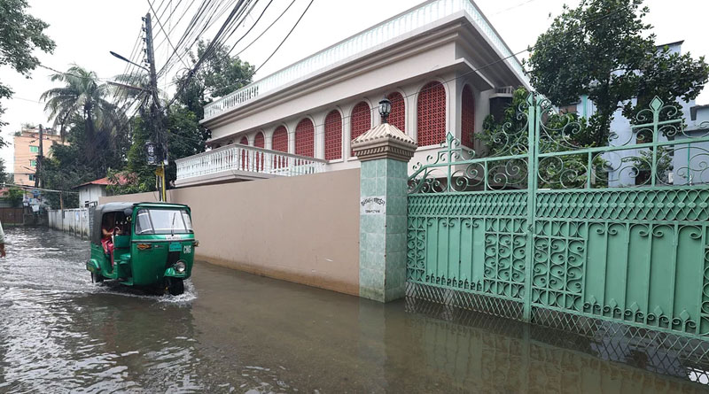 ভারী বৃষ্টিতে মধ্যরাতে ডুবল সিলেটের শতাধিক এলাকা