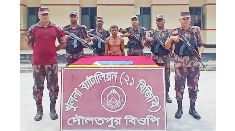 বেনাপোলের দৌলতপুর সীমান্তে ৯টি স্বর্ণের বারসহ পাচারকারী আটক