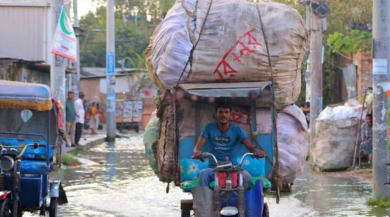 বর্ষায় দুর্ভোগ কুমিল্লা বিসিক সড়কে