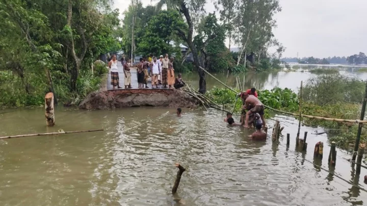 সিরাজগঞ্জে বন্যায় ভাঙল সড়ক, দুর্ভোগে ৯ গ্রামের বাসিন্দা