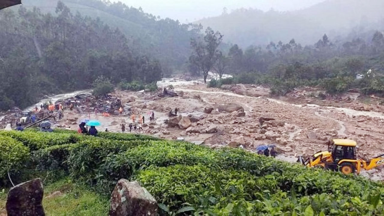 কেরালায় বিশাল ভূমিধস, শত শত মানুষ হতাহতের আশঙ্কা