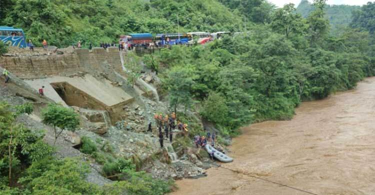নেপালে ভূমিধসে ছিটকে নদীতে দুই বাস, নিখোঁজ ৬৩