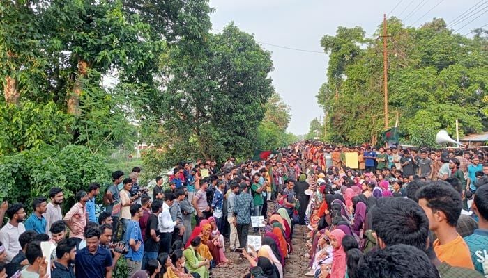 রেলপথ অবরোধ রাবি শিক্ষার্থীদের, যোগ দিয়েছে রুয়েট-রামেক