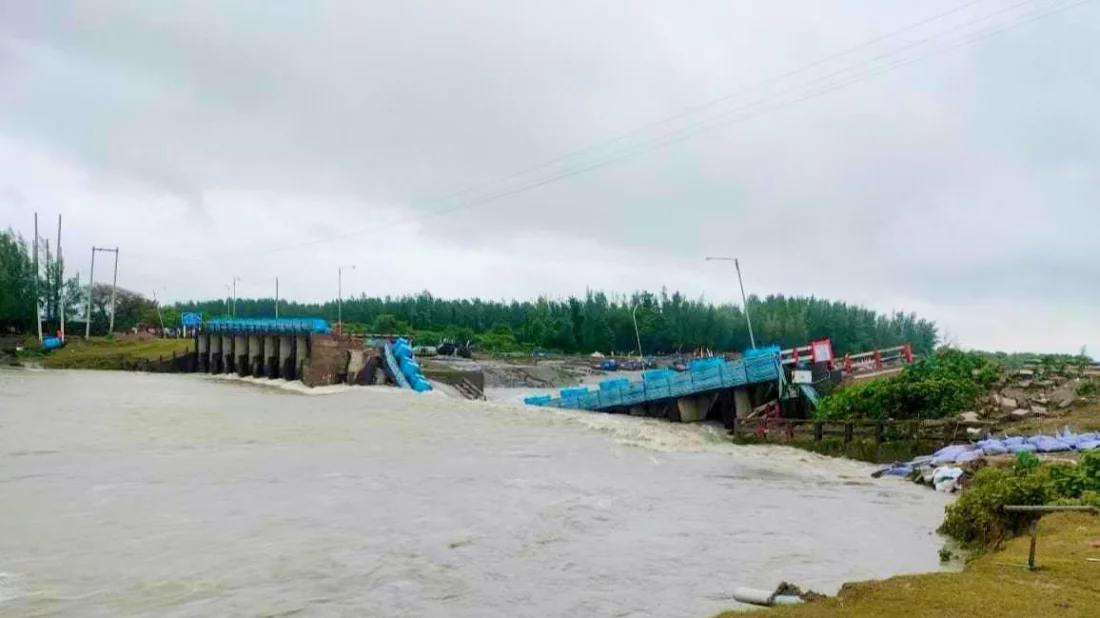 পানির চাপে ভেঙে গেছে মুছাপুর রেগুলেটর, নোয়াখালীতে আরেক আতঙ্ক