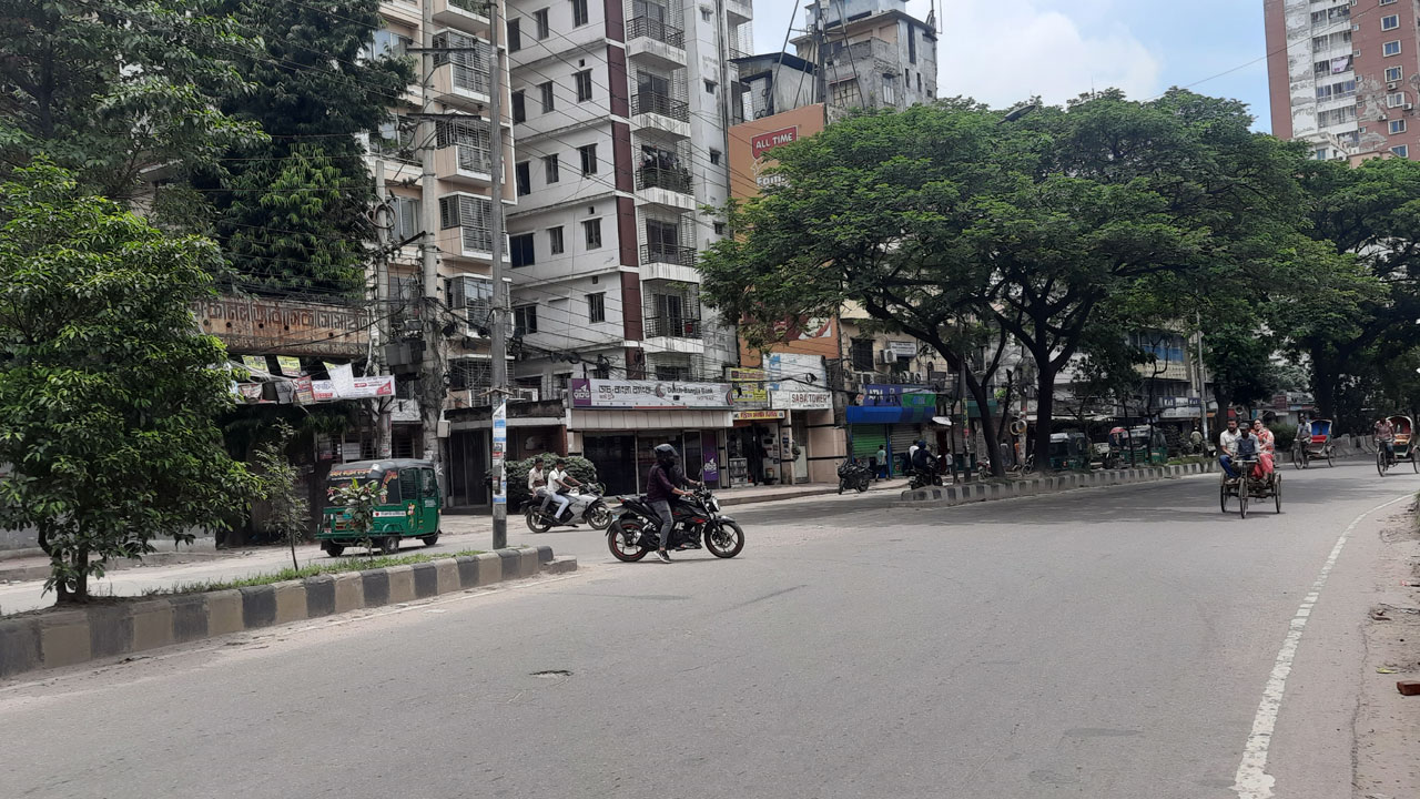 খিলগাঁওয়ে চলছে যানবাহন, মানুষের মনে চাপা আতঙ্ক