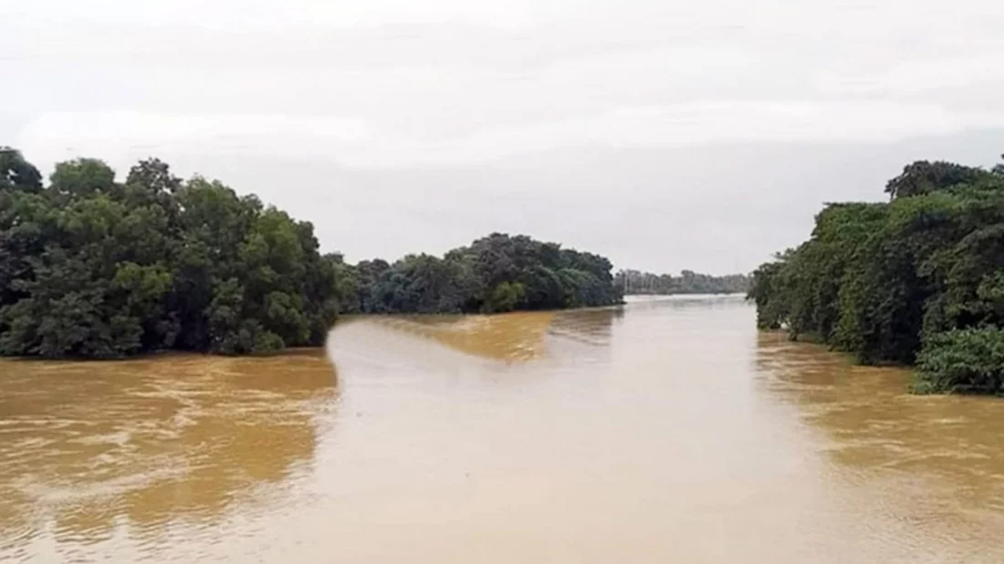 শঙ্কা কাটছে ধীরে ধীরে, বিপৎসীমার ৩ সেন্টিমিটার নিচে গোমতীর পানি