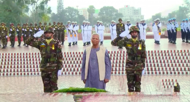 স্মৃতিসৌধে শহীদদের প্রতি শ্রদ্ধা জানালেন ড. ইউনূস
