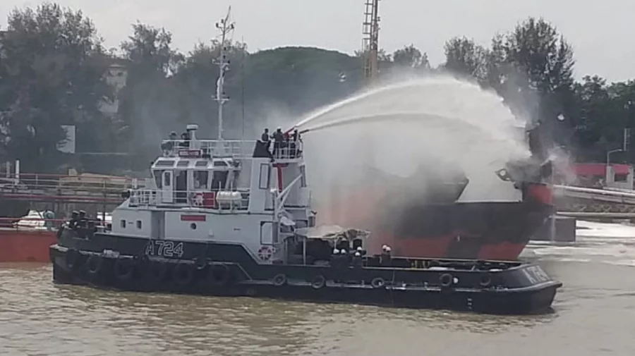 পতেঙ্গায় তেলবাহী জাহাজে বিস্ফোরণ