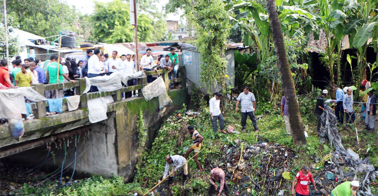 বরিশালে জলাবদ্ধতা নিরসনে খাল পরিষ্কার অভিযান শুরু