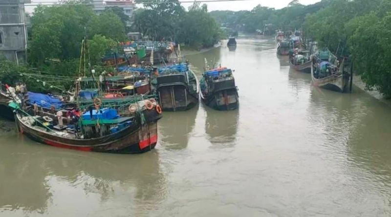 পাথরঘাটায় বরফ সংকটে শত শত মাছধরা ট্রলার