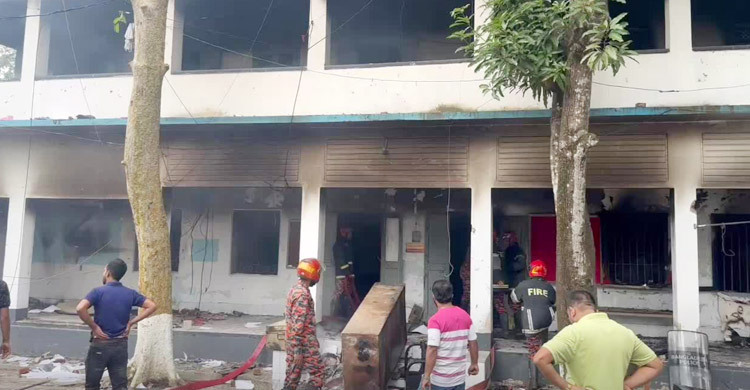 ছাগলনাইয়া থানায় লুটপাট: ওসির মামলায় আসামি ১০ হাজার