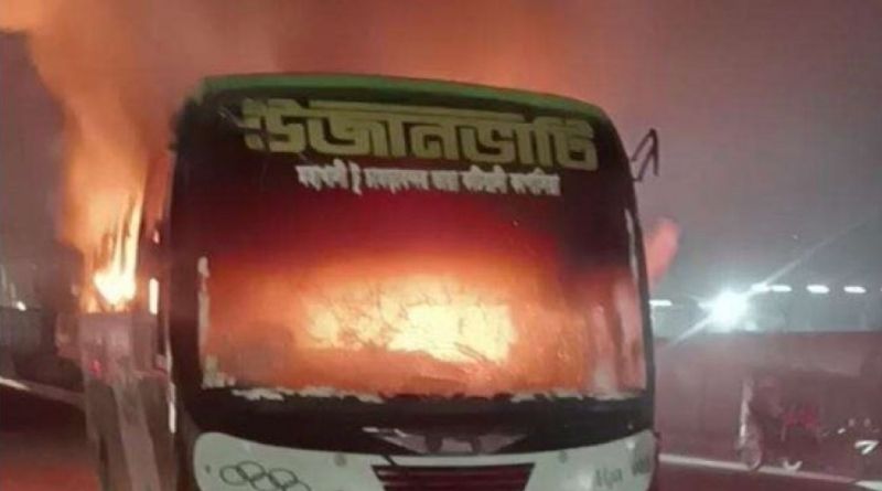 নারীকে চাপা দিয়ে টেনে নিয়ে গেলেন চালক, বাসে অগ্নিসংযোগ