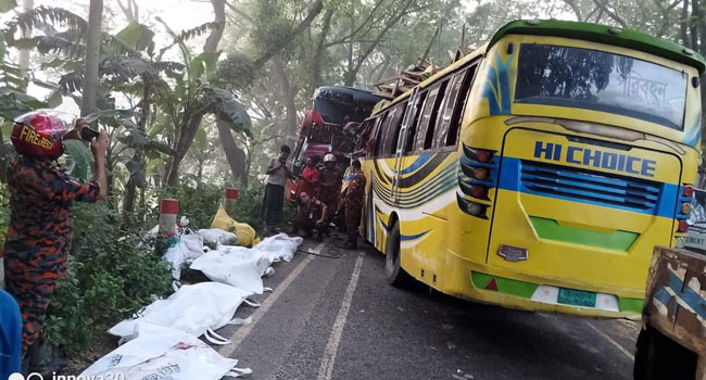 ফরিদপুরে ২ বাসের মুখোমুখি সংঘর্ষে নিহত ৫