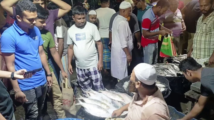 মাদারীপুরে ইলিশের মহোৎসব, কয়েক ঘণ্টায় ২ কোটি টাকার বেচাকেনা