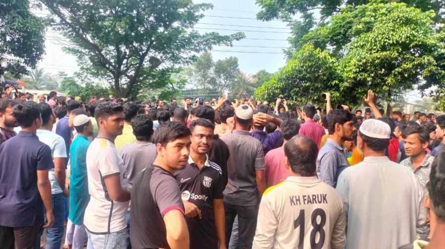 মহাসড়ক অবরোধ করে শ্রমিকদের বিক্ষোভ, যানজট