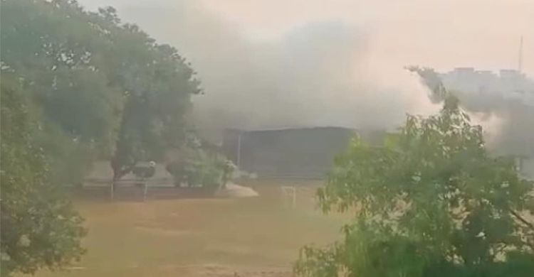 বিস্ফোরণে কেঁপে উঠলো দিল্লি, কারণ নিয়ে ধোঁয়াশা