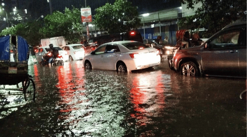 এক ঘণ্টার বৃষ্টিতে ডুবলো ঢাকা