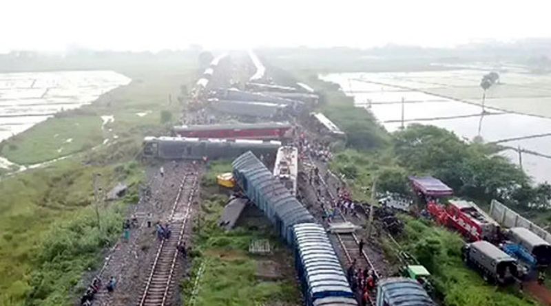 ভারতে ট্রেন দুর্ঘটনায় ১২ বগি লাইনচ্যুত