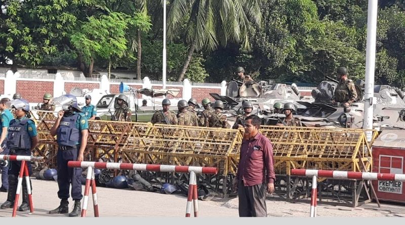 বঙ্গভবন মোড়ে জনতা, পুলিশ-সেনাবাহিনীর সতর্ক অবস্থান