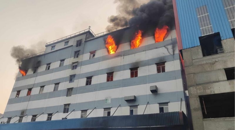 সোনারগাঁওয়ে মেঘনা গ্রুপের টিস্যু ফ্যাক্টরির ভবনে আগুন
