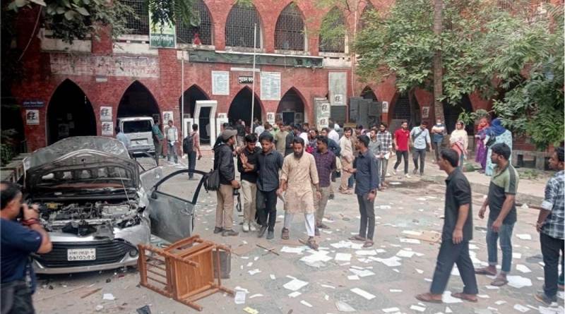 সোহরাওয়ার্দী কলেজে ব্যাপক ভাঙচুর, পরীক্ষা স্থগিত
