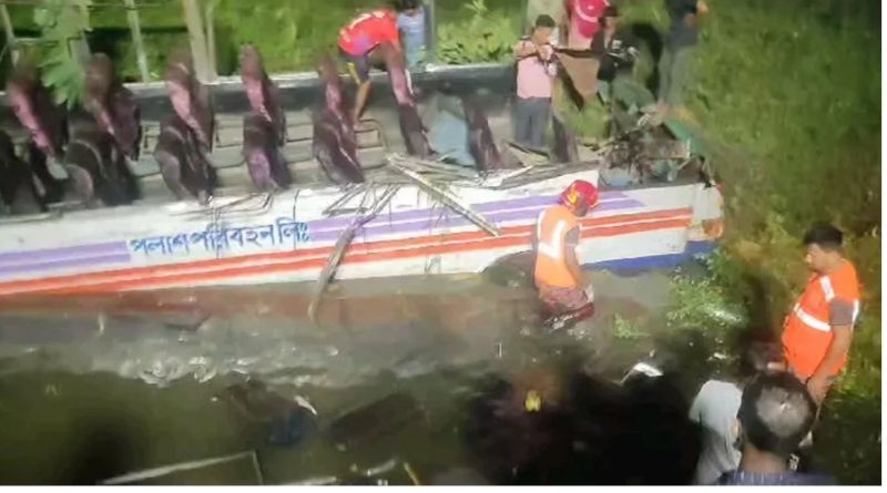 ধামরাইয়ে নিয়ন্ত্রণ হারিয়ে বাস খাদে পড়ে আহত অর্ধশতাধিক, নিহত ১