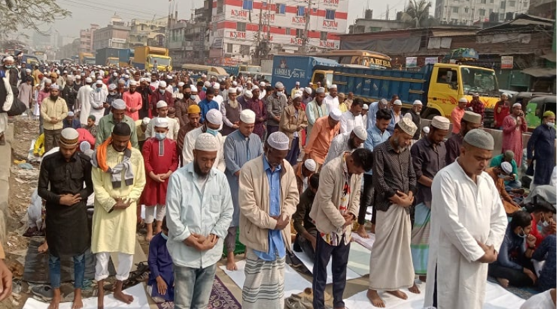 ইজতেমার মাঠ উপচে ছাদ-সড়কে লাখো মুসল্লির জুমার নামাজ আদায়