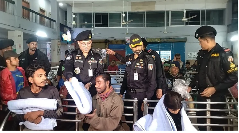গভীর রাতে শীতবস্ত্র নিয়ে শীতার্তদের পাশে র্যাব-১০