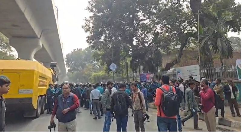 ইবতেদায়ি শিক্ষকদের পদযাত্রা শাহবাগে আটকে দিলো পুলিশ
