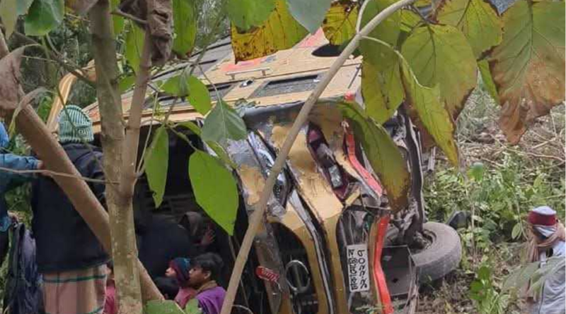 যাত্রাবাড়ী-ভাঙ্গা এক্সপ্রেসওয়েতে বাস উল্টে খাদে, আহত ১৫
