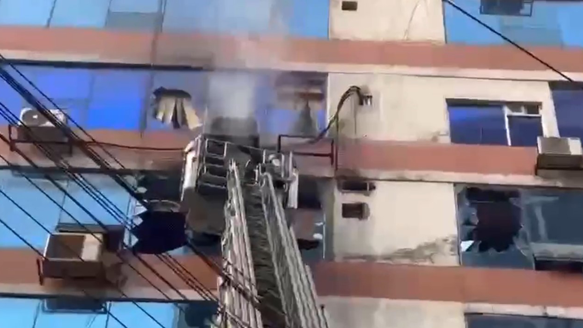 জামান টাওয়ারে লাগা আগুন নিয়ন্ত্রণে