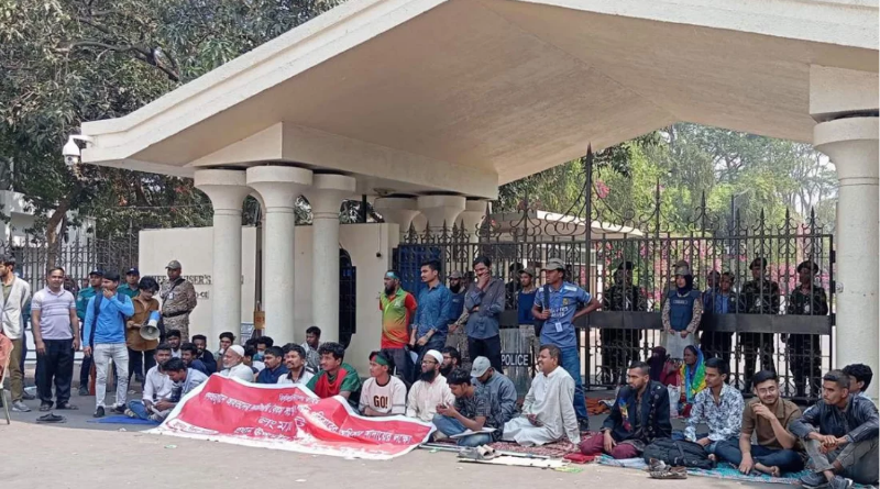 টানা ২৬ ঘণ্টা ধরে প্রধান উপদেষ্টার কার্যালয়ের ফটকে অবস্থানে আহতরা
