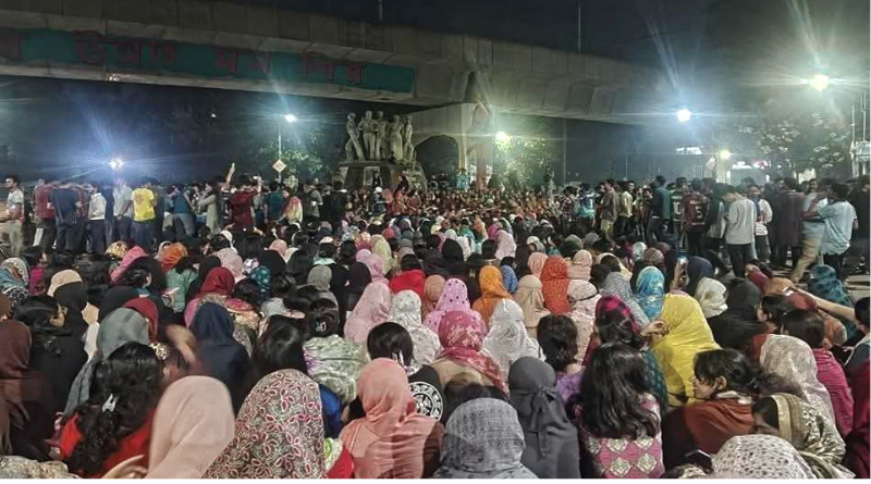 স্বরাষ্ট্র উপদেষ্টার পদত্যাগের দাবিতে মধ্যরাতে উত্তাল ঢাবি