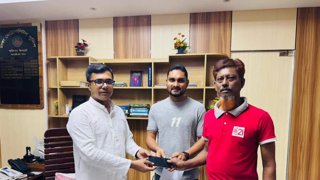 চুরি ও ছিনতাই হওয়া ১০৬ টি মোবাইল ফোন উদ্ধার