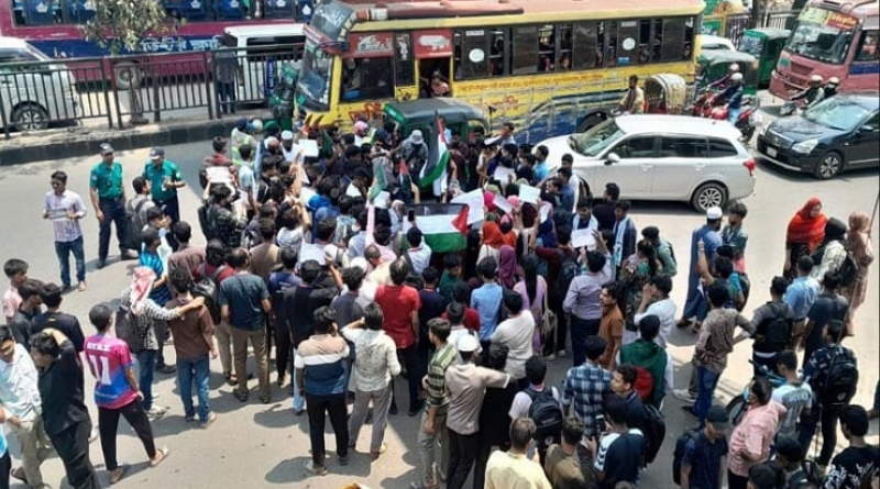 গাজায় ইসরায়েলি বাহিনীর গণহত্যা: ঢাকায় মার্কিন দূতাবাসের সামনে তরুণদের বিক্ষোভ