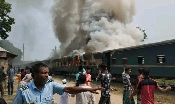শ্রীপুরে মহুয়া কমিউটার ট্রেনের আগুন নিয়ন্ত্রণে, ট্রেন চলাচল বন্ধ