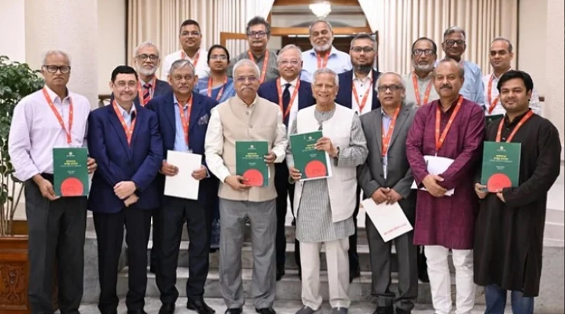 প্রধান উপদেষ্টার কাছে প্রতিবেদন জমা দিল শ্রম সংস্কার কমিশন