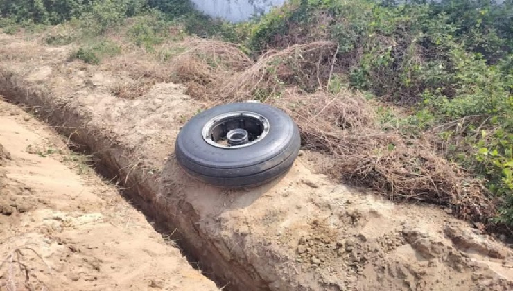 খুলে পড়ল কক্সবাজার থেকে ওড়া বিমানের চাকা, শাহজালালে জরুরি অবতরণের প্রস্তুতি