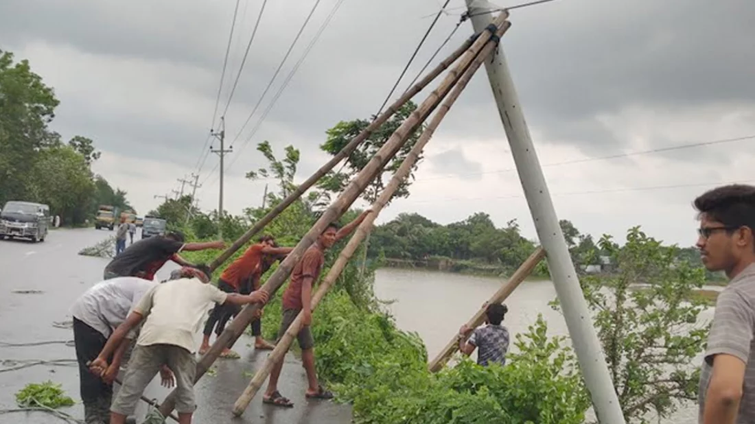 ঢাকা-চট্টগ্রাম মহাসড়কে হেলে পড়েছে বৈদ্যুতিক খুঁটি, দুর্ঘটনার সম্ভাবনা