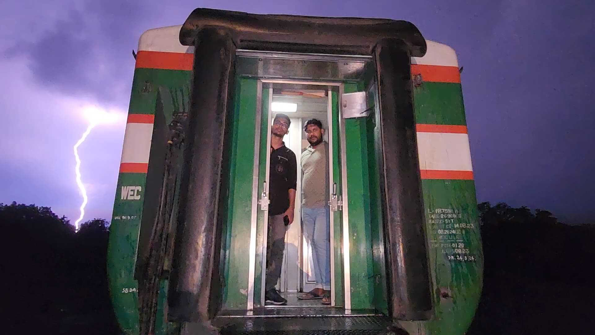 ব্রিজের ওপর ১৩ বগি রেখেই চলে গেল ‘মোহনগঞ্জ এক্সপ্রেস’, বিপাকে যাত্রীরা