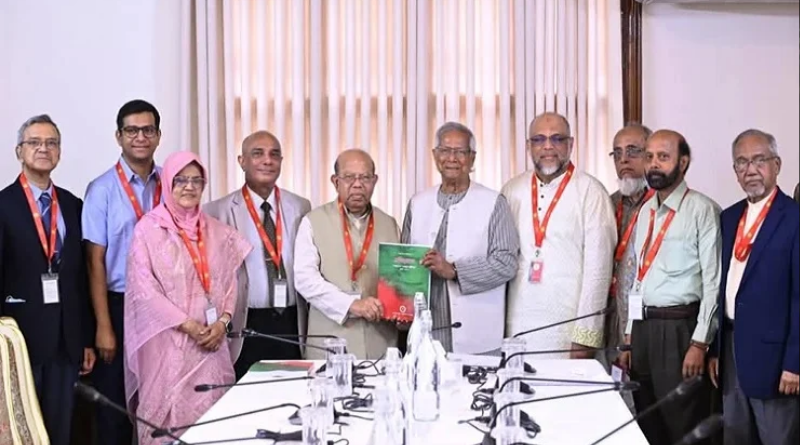 প্রধান উপদেষ্টার কাছে স্বাস্থ্য বিষয়ক সংস্কার কমিশনের প্রতিবেদন জমা