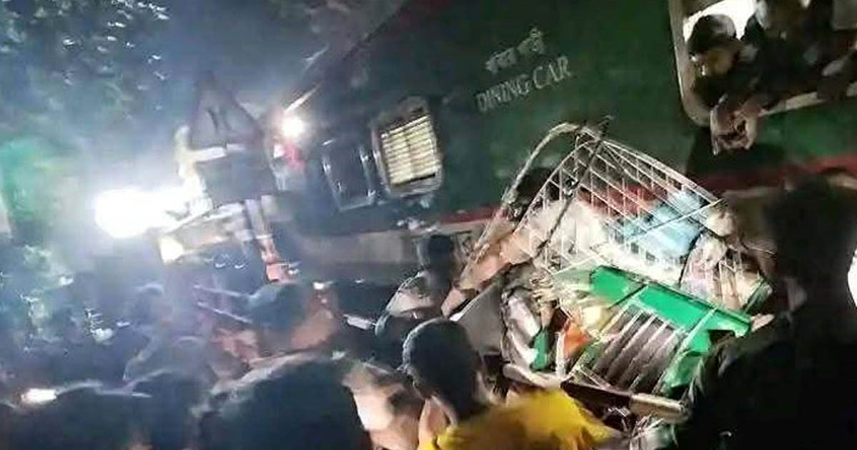 কালুরঘাট সেতুতে ট্রেনের ধাক্কায় দুমড়েমুচড়ে গেল কয়েকটি গাড়ি, বহু হতাহতের শঙ্কা