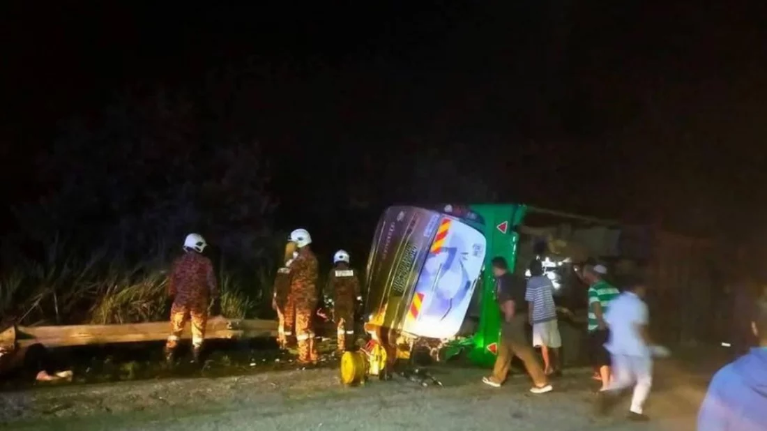 মালয়েশিয়ায় ভয়াবহ সড়ক দুর্ঘটনা