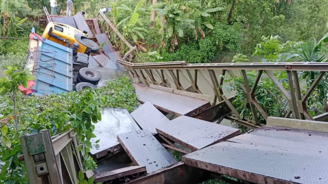 কয়লাভর্তি ট্রাকের ভারে পিরোজপুরে ভেঙে পড়লো সেতু, যান চলাচল বন্ধ